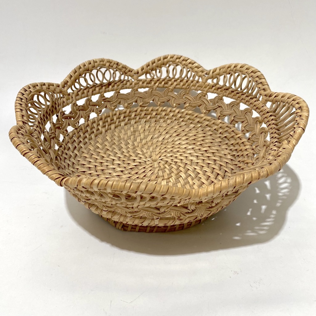 BASKET, Small Fruit Bowl w Scallop Edge 27cm